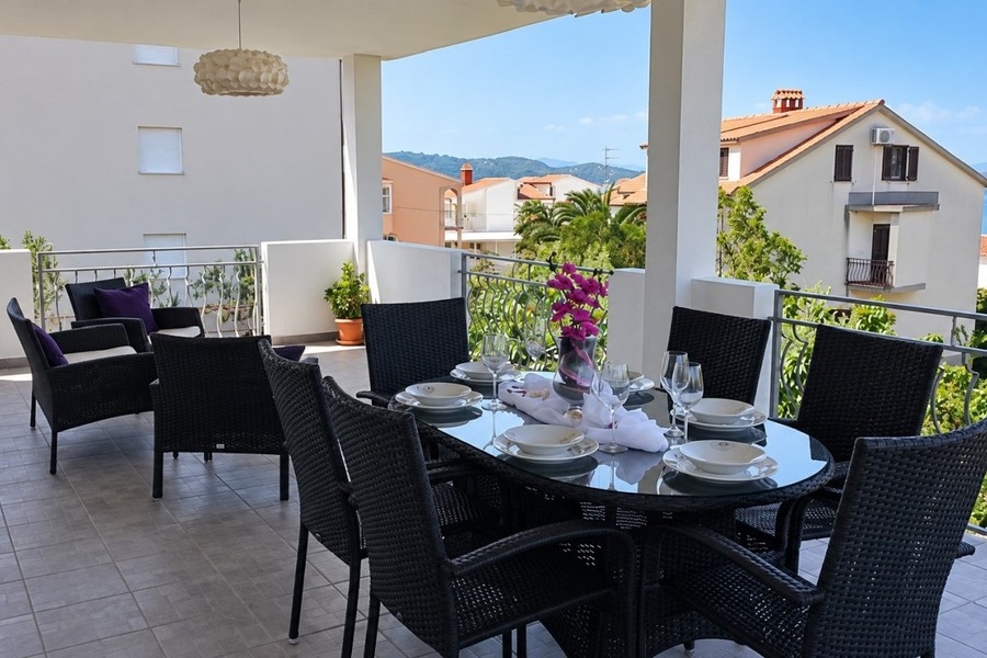 Terrasse couverte avec table à manger