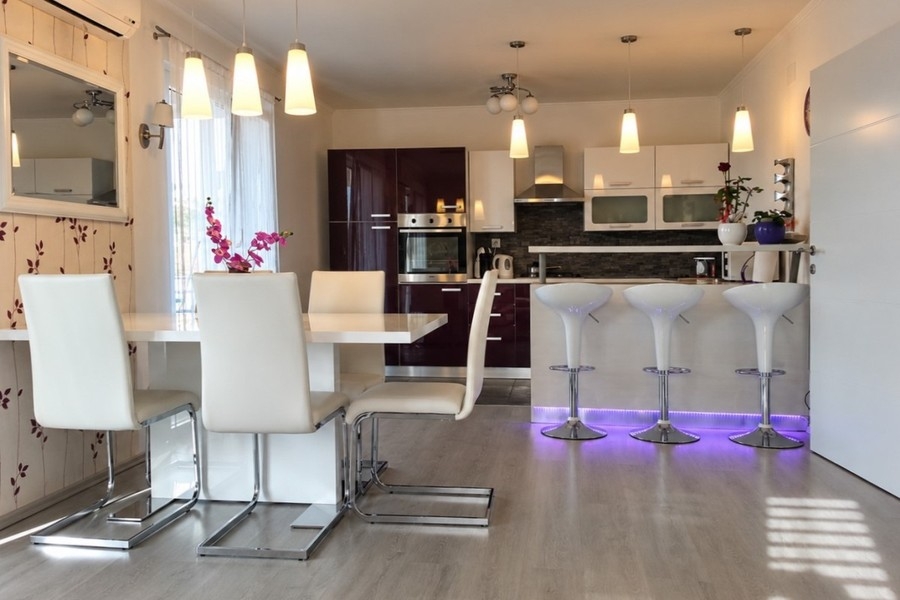 Cuisine ouverte avec comptoir et espace repas