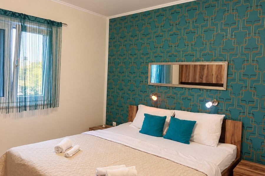 Chambre avec mur turquoise