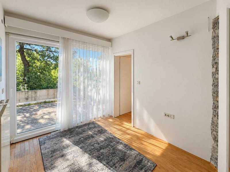 Pièce avec accès à la terrasse