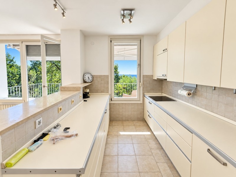 Cuisine avec fenêtre et vue sur la verdure