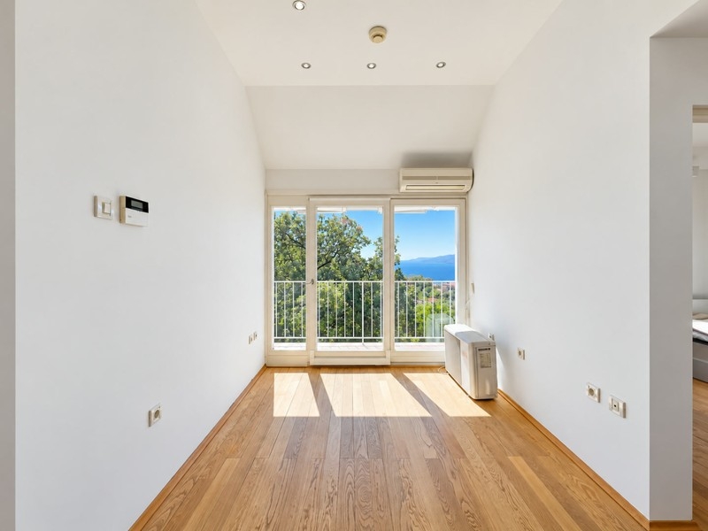 Pièce avec porte donnant sur le balcon et vue sur la mer