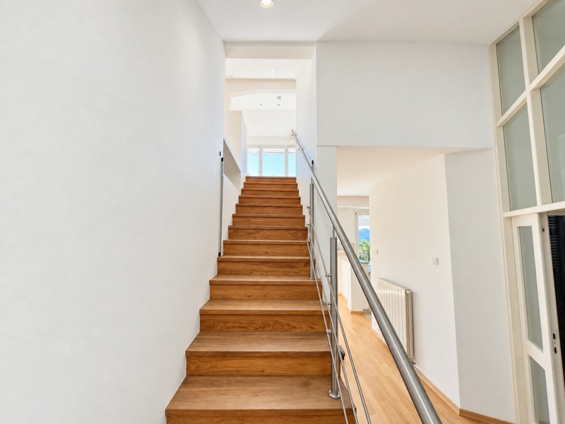 Escalier en bois vers les combles