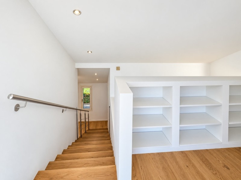 Mezzanine sous les combles avec étagères