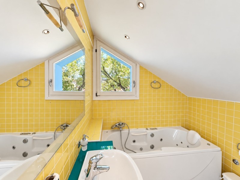 Salle de bains avec baignoire sous les combles