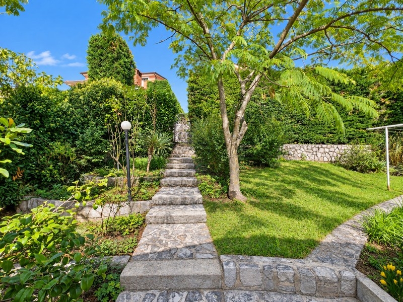Jardin aménagé avec chemin en pierre et pelouse