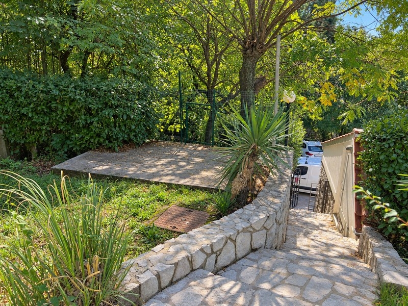 Jardin avec murs en pierre naturelle et allée d'accès