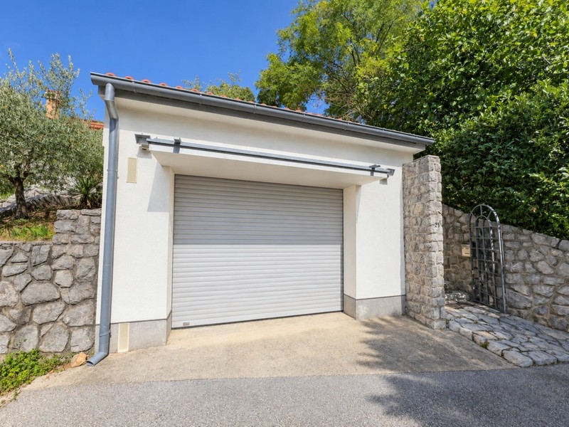 Garage avec porte enroulable