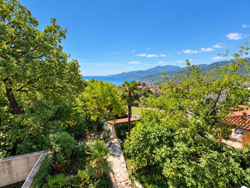 Vue sur le jardin jusqu'à la mer