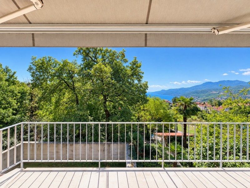 Terrasse avec vue sur la mer et le golfe du Kvarner