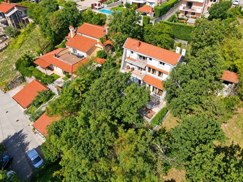 Vue aérienne de la maison et du terrain