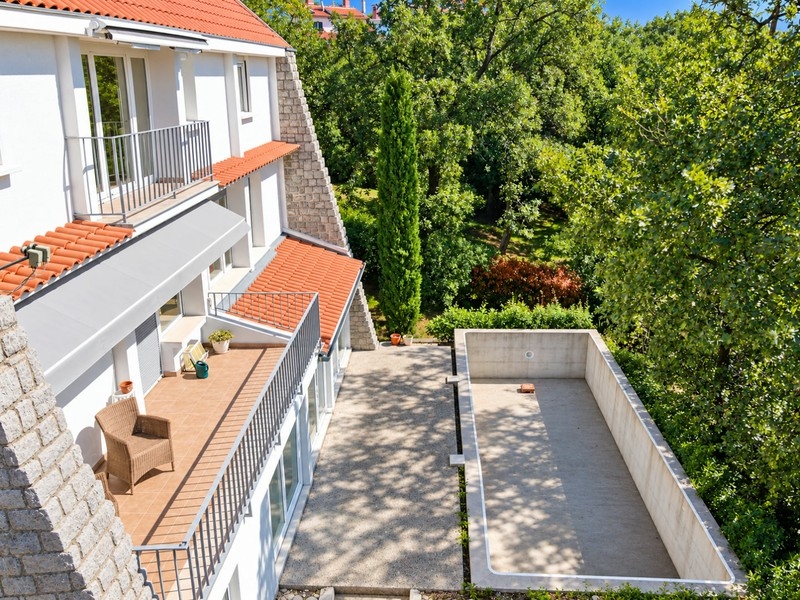 Terrasse avec bassin de piscine en gros œuvre vue d'en haut