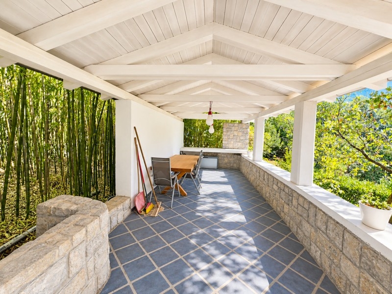 Terrasse couverte à la dépendance