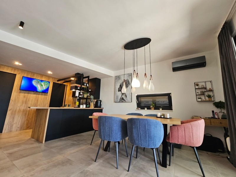Espace repas avec table à manger et comptoir de cuisine
