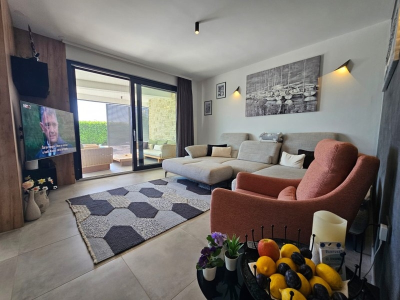 Salon avec porte vitrée donnant sur la terrasse