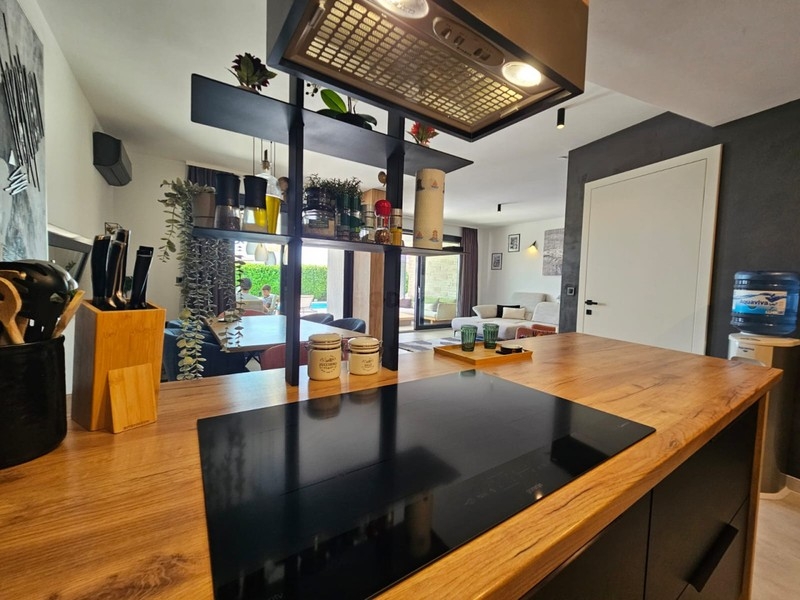 Plaque de cuisson et plan de travail dans la cuisine