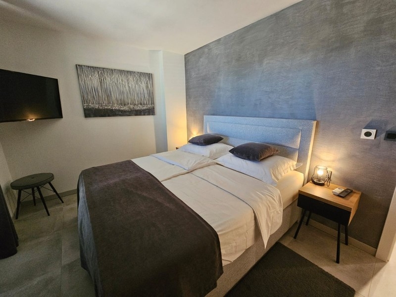 Chambre lumineuse avec lit double