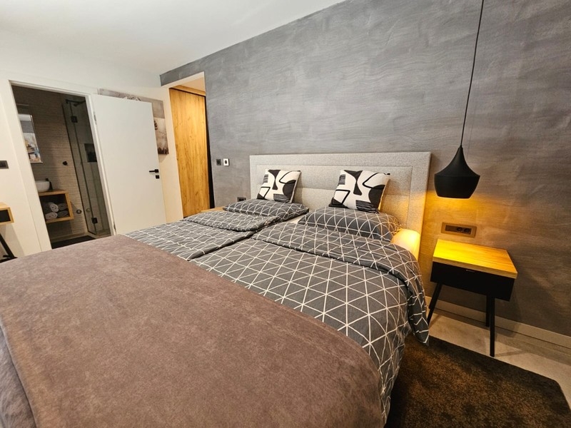 Chambre avec tables de chevet et suspension