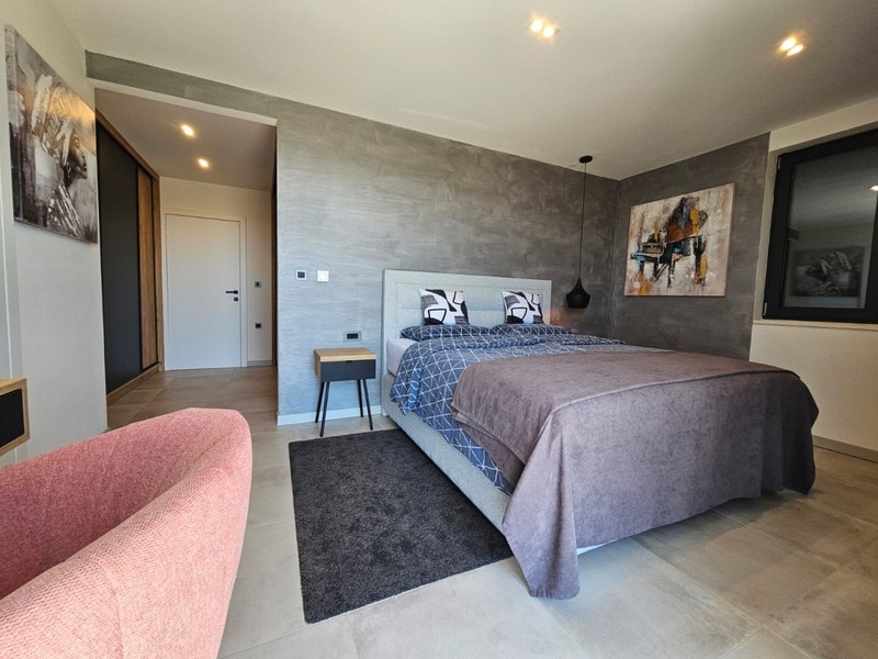 Chambre avec fauteuil et lit double