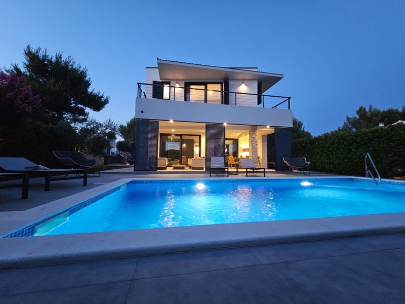 Villa éclairée avec piscine le soir
