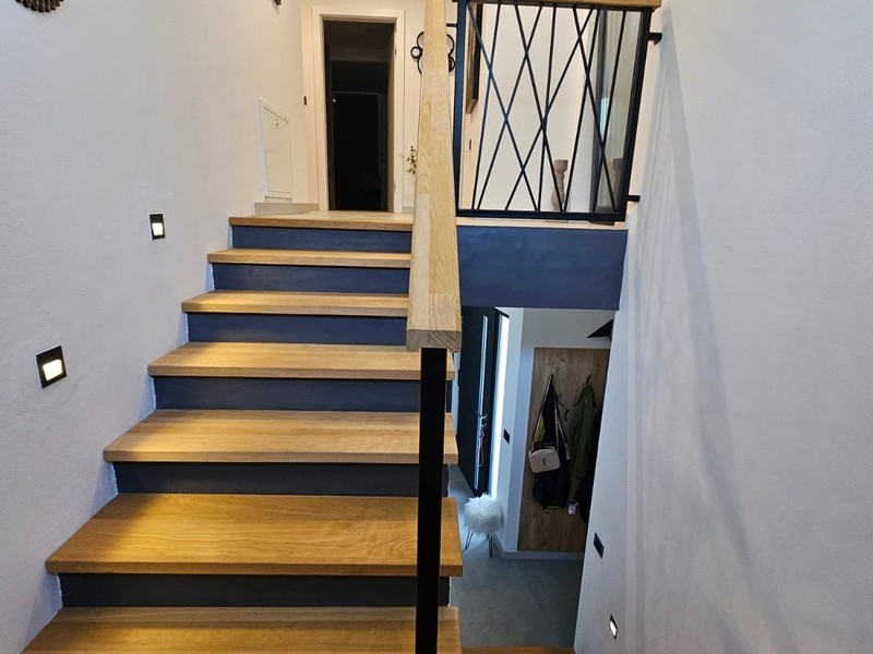 Escalier intérieur vers l'étage