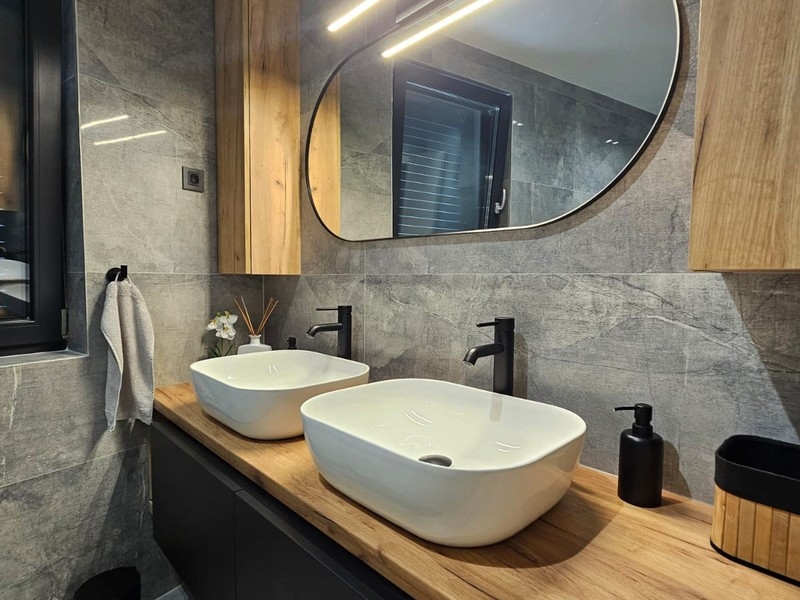 Salle de bains avec double vasque