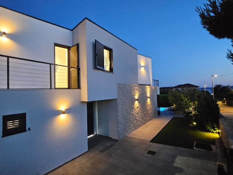Façade moderne avec éclairage extérieur