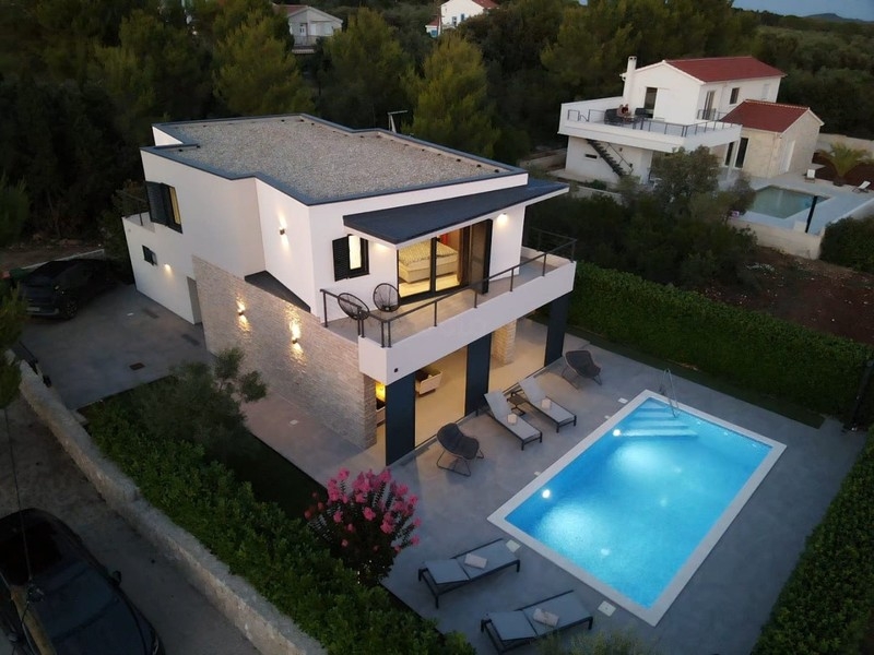 Vue aérienne de la villa avec piscine et jardin