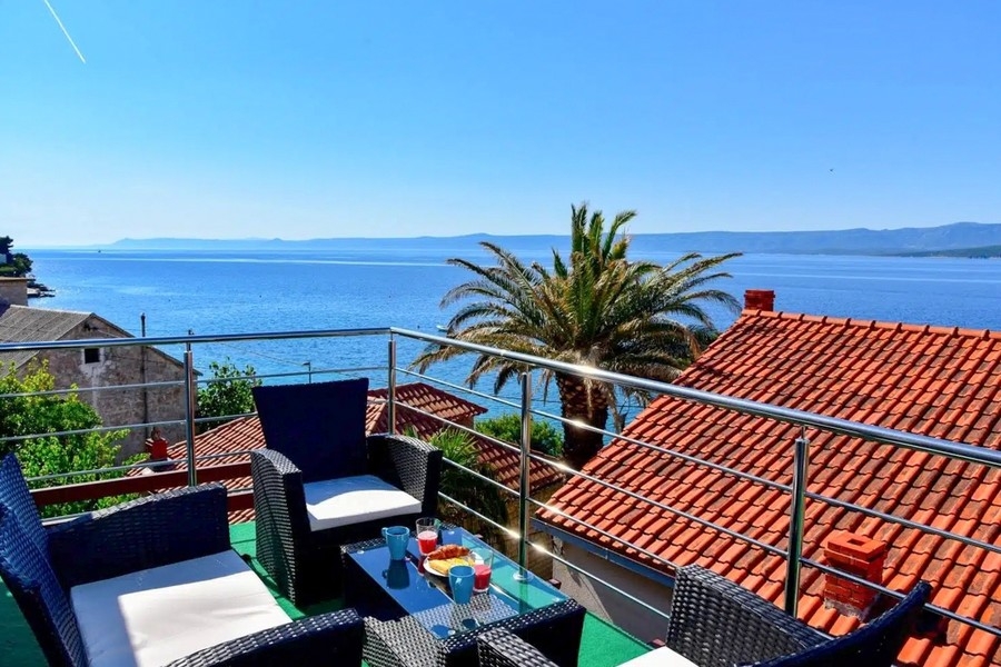 Immeuble d'appartements avec vue mer sur l'île de Brac, terrasse avec palmiers