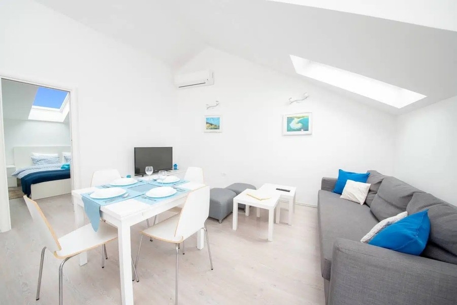 Salon avec canapé et table à manger dressée