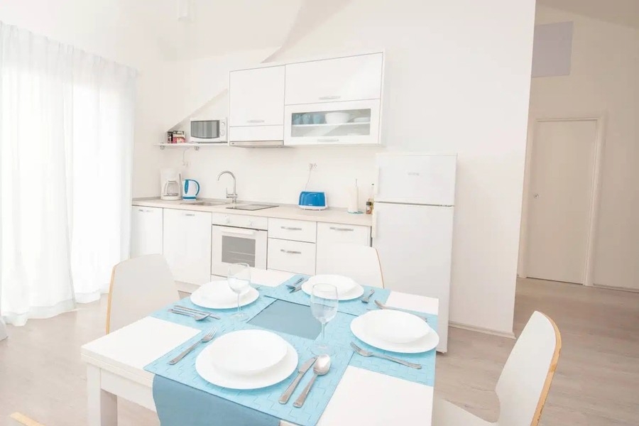 Cuisine avec table à manger dans l'appartement du haut