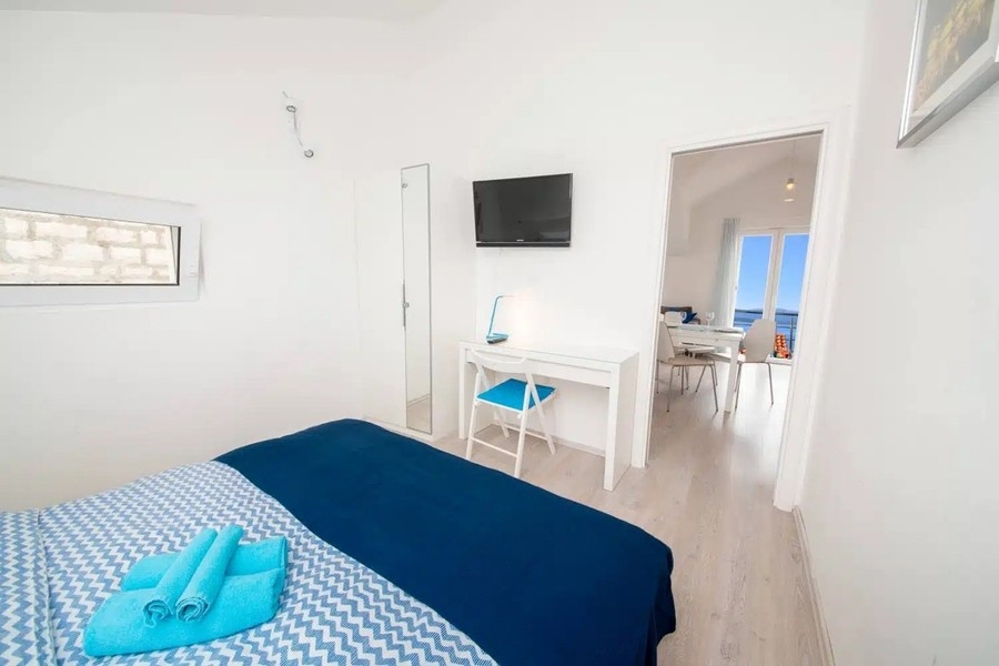 Chambre avec lit double et télévision
