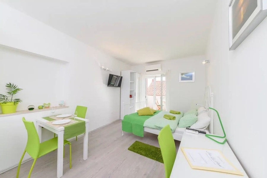Studio avec kitchenette et touches de vert
