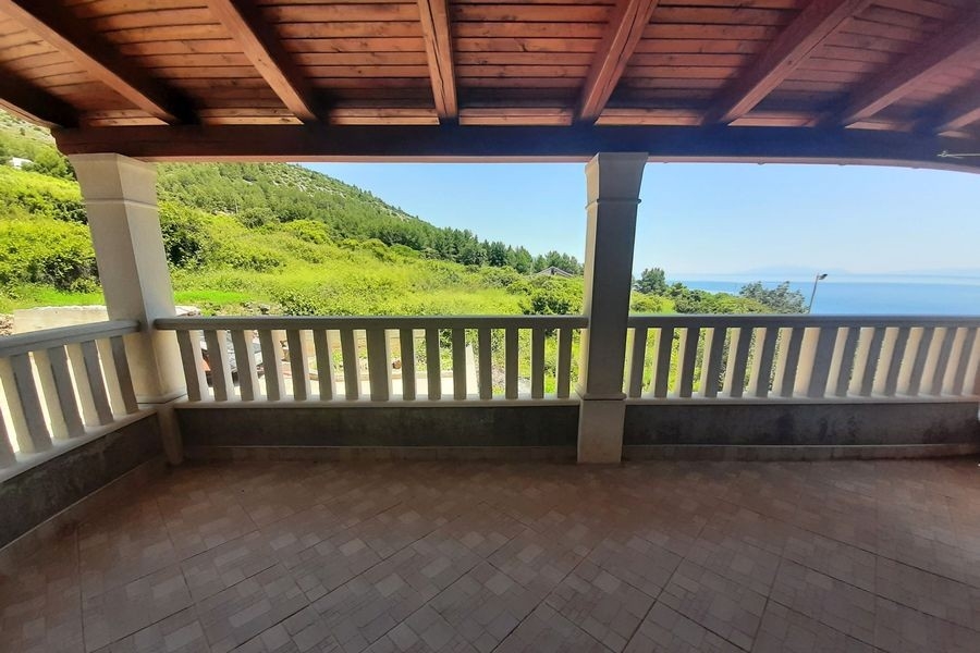 Terrasse couverte avec vue sur la baie