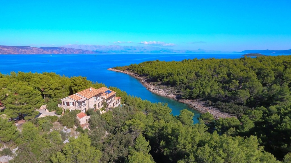 Maison en pierre avec piscine dans une baie sur l'île de Hvar