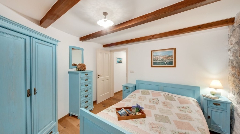 Chambre avec meubles bleus