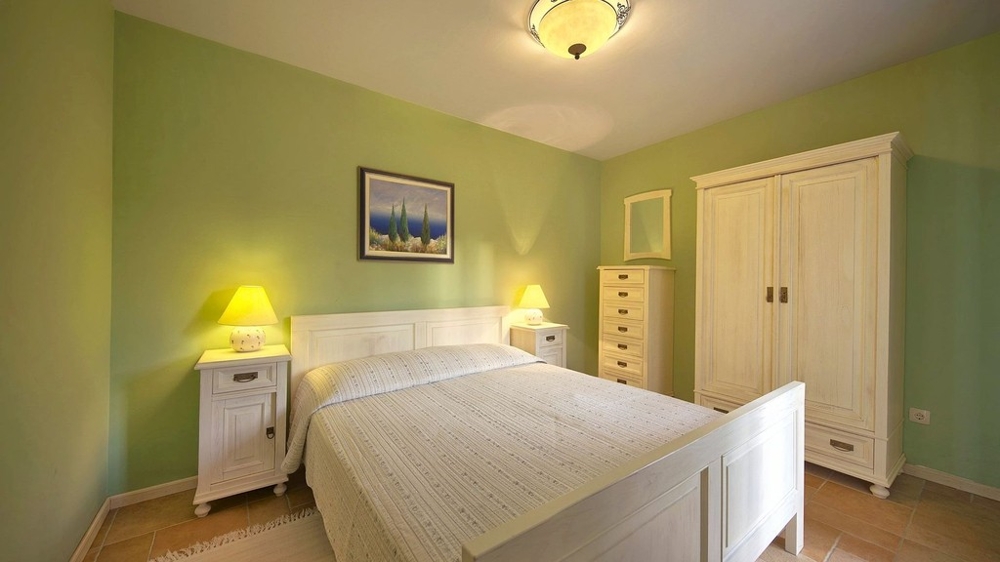Chambre avec lit double et commode