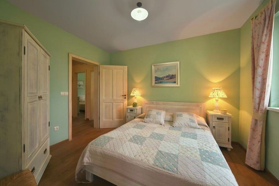 Chambre lumineuse avec placard intégré