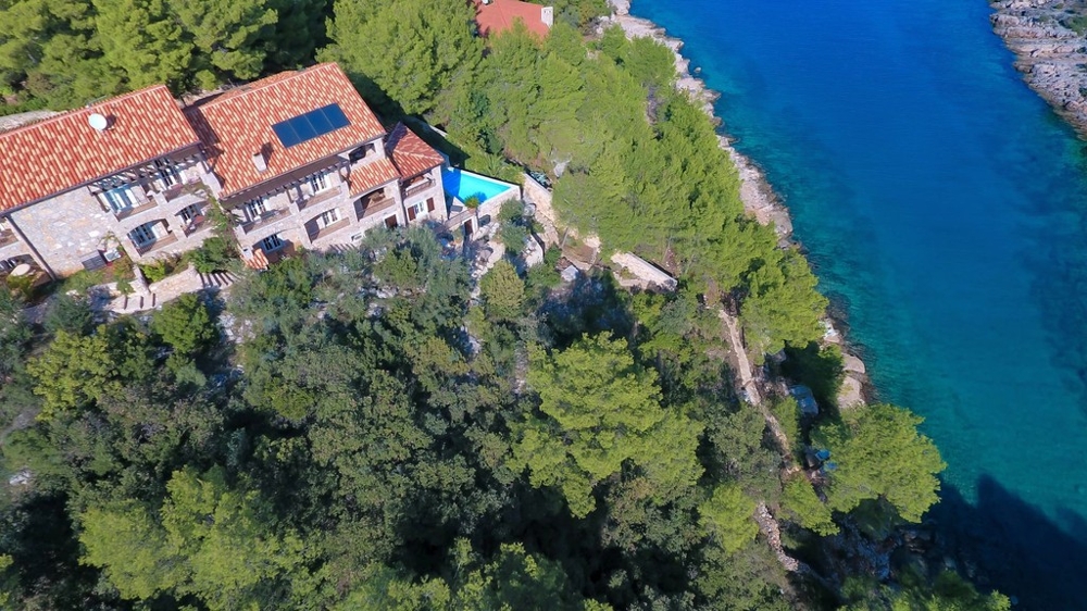 Maison avec piscine dans la forêt de pins vue d'en haut