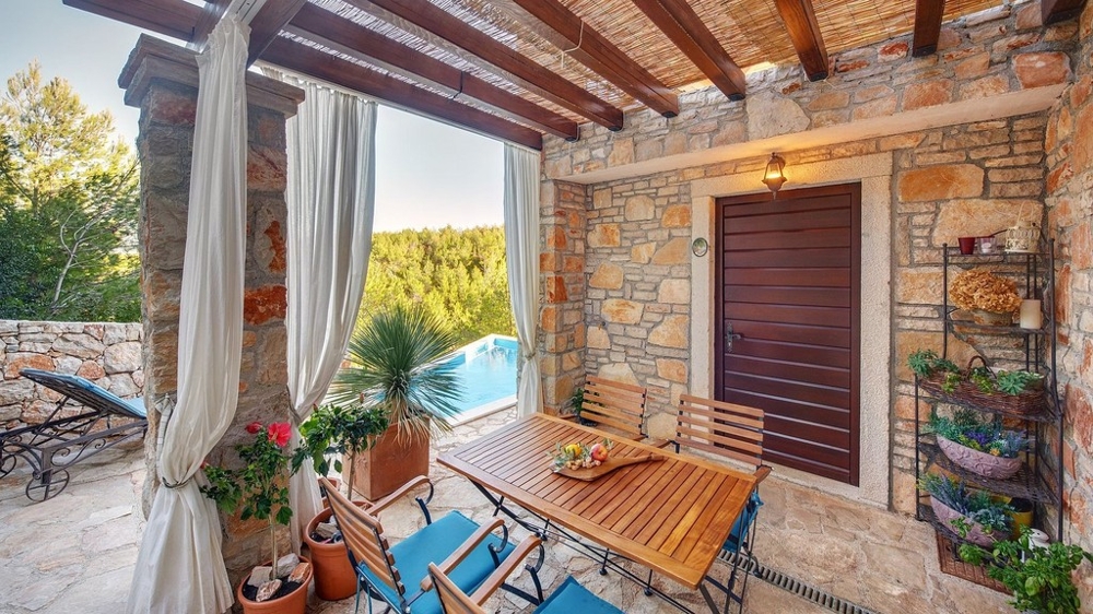 Terrasse couverte avec table à manger