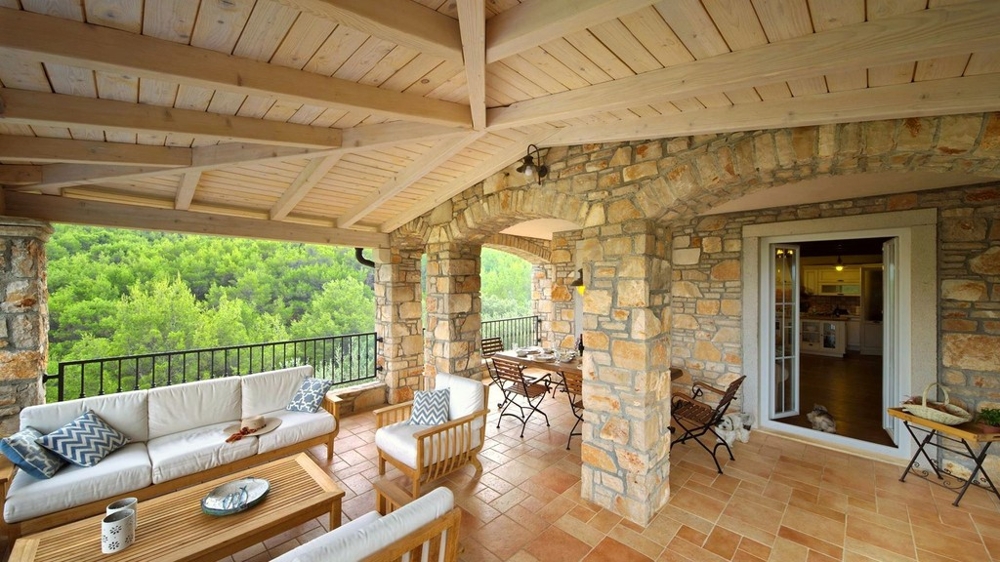 Terrasse lounge avec plafond en bois et vue sur la verdure