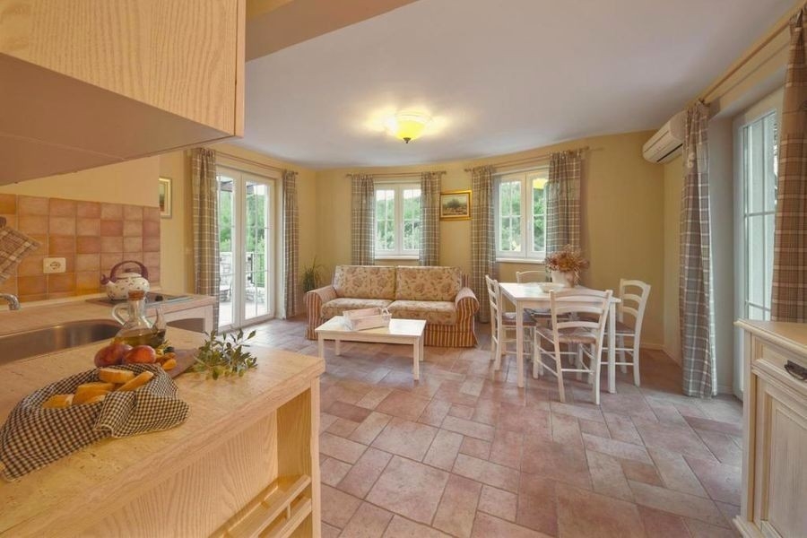 Séjour avec cuisine et table à manger