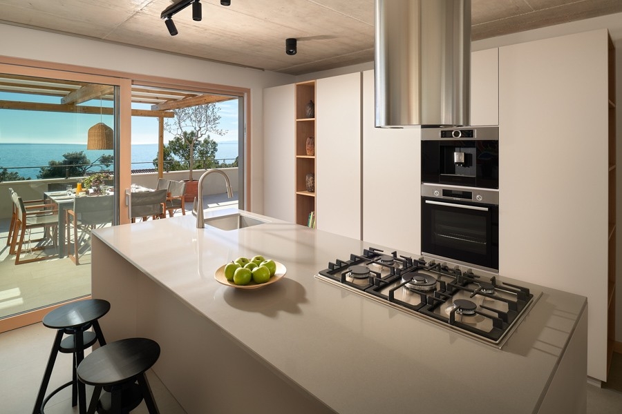 Îlot de cuisine avec plaque de cuisson et tabourets de bar