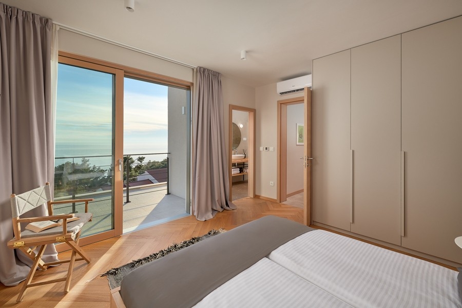 Chambre avec lit double et placard intégré