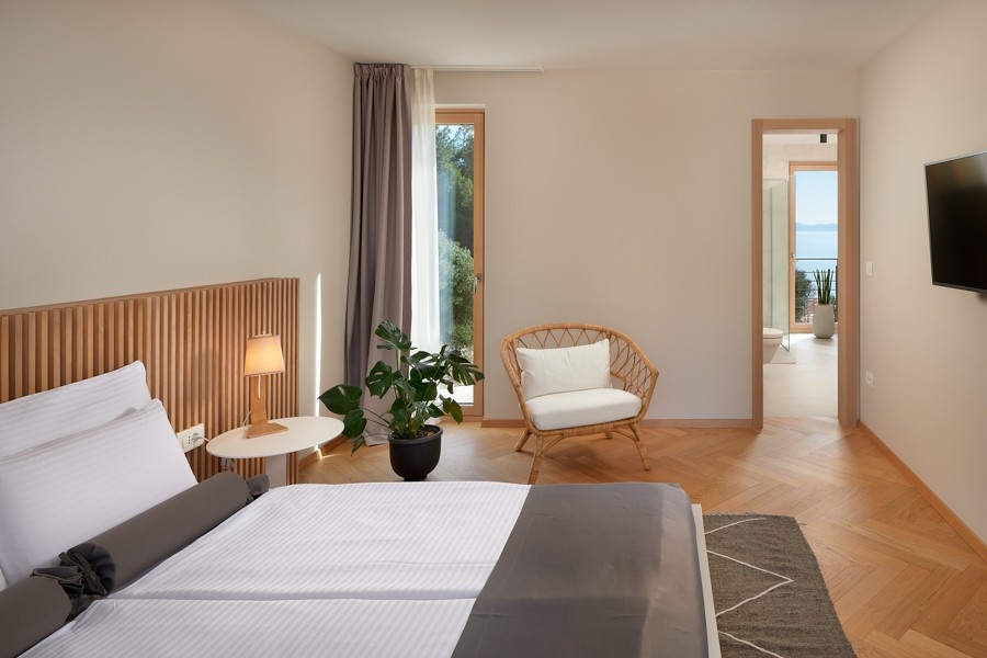 Chambre avec fauteuil et télévision