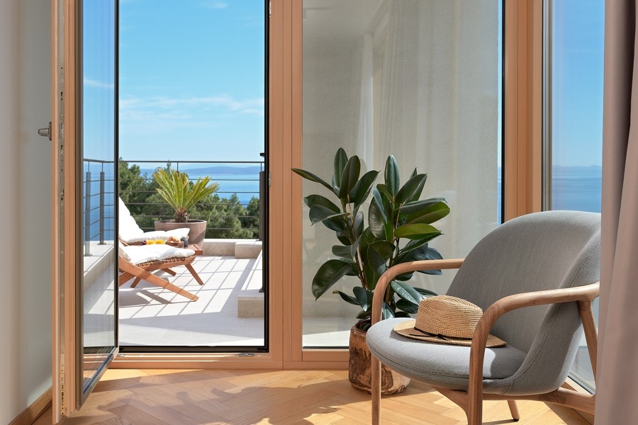 Fauteuil près de la fenêtre avec vue sur la terrasse