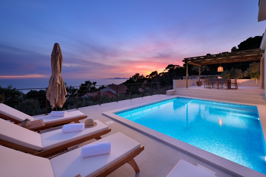 Piscine au coucher du soleil