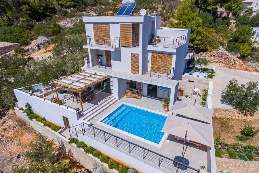 Villa avec piscine et pergola vue d'en haut