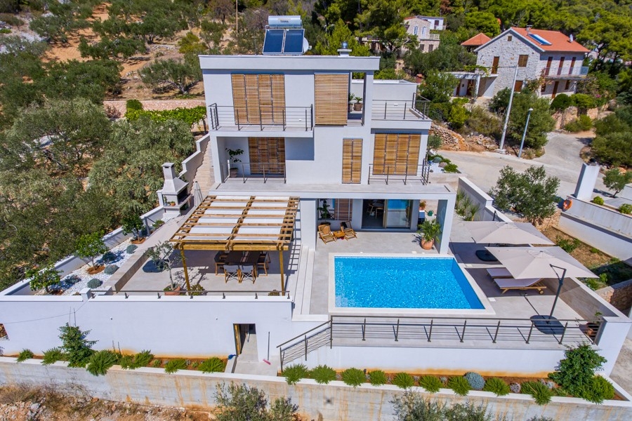 Villa moderne avec terrasse de piscine à flanc de colline