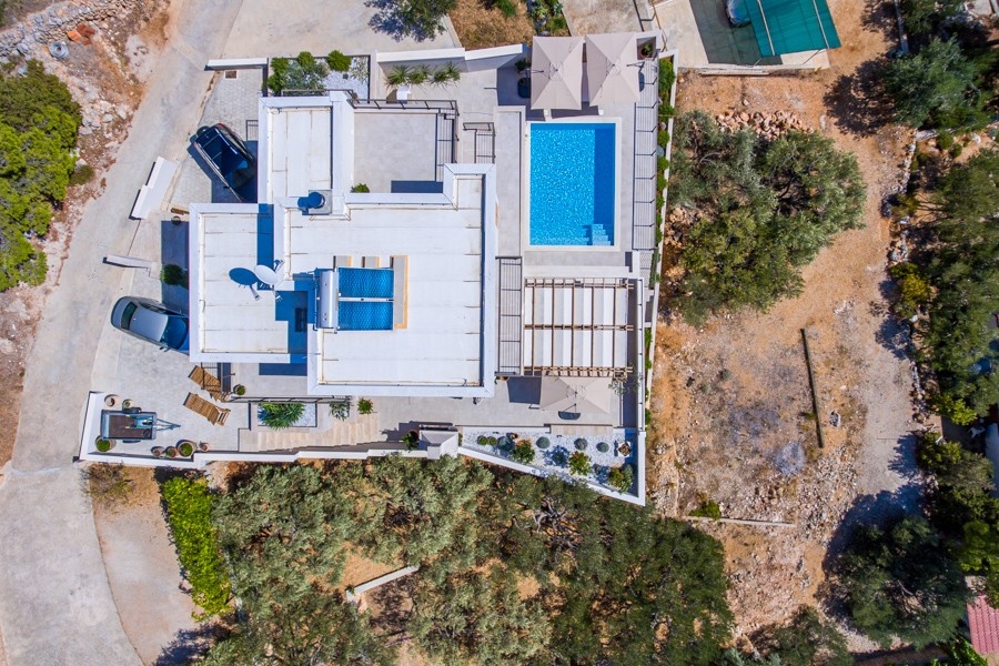 Vue aérienne de la villa avec piscine